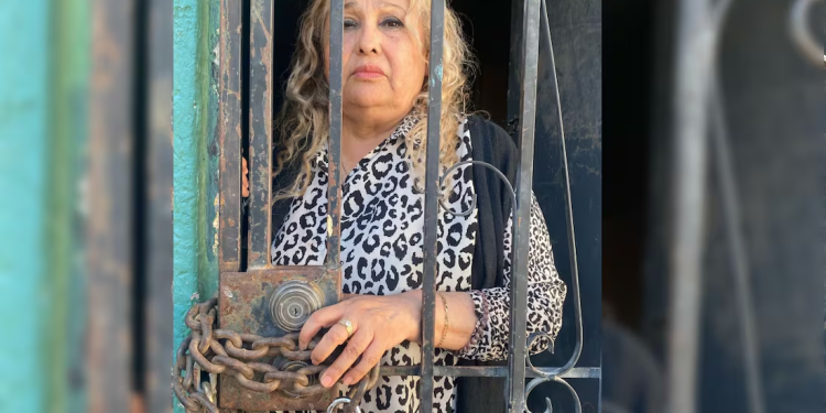 “Primero me sacan de aquí muerta”; mujer se encierra con candado tras invasión de su vivienda en Sonora