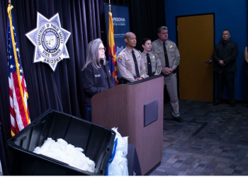 Gobernadora Katie Hobbs exige agilizar fondos retrasados para seguridad fronteriza 