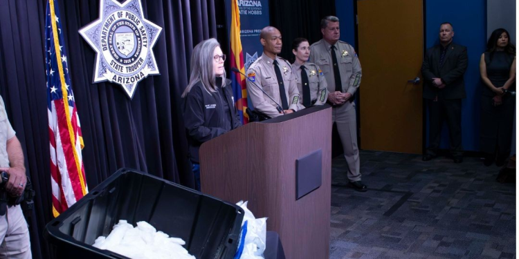 Gobernadora Katie Hobbs exige agilizar fondos retrasados para seguridad fronteriza