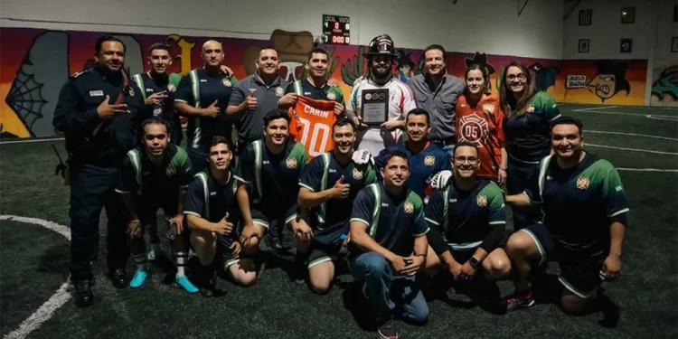 Sorprende Carin León Jugando Futbol con Bomberos de Hermosillo