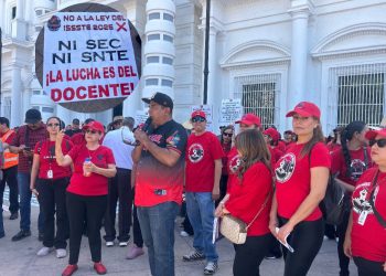 Se manifiestan maestros en su día contra Ley ISSSTE en Hermosillo