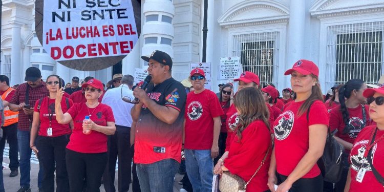 Se manifiestan maestros en su día contra Ley ISSSTE en Hermosillo