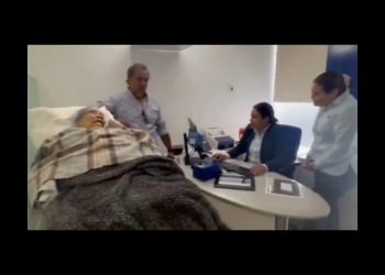 Mujer de 96 años es obligada a acudir en camilla a una sucursal de BBVA
