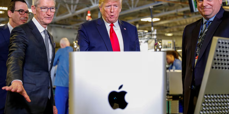 Trump amenaza a Apple con aranceles del 25% si no fabrica el iPhone en Estados Unidos