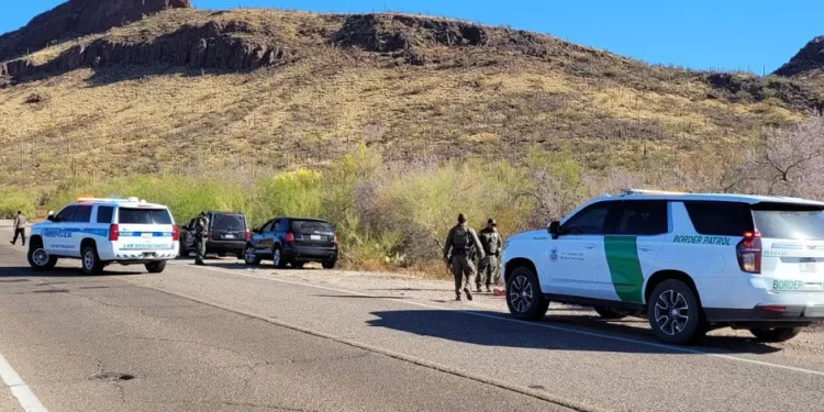 Continúa movilización de migrantes por carreteras del sur de Arizona tras cruzar por Sonora