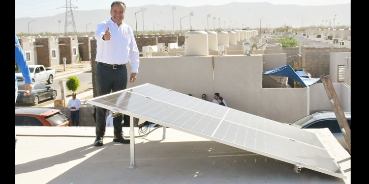 Entrega Toño Astiazarán las primeras tres viviendas de Sello H que cuentan con paneles solares