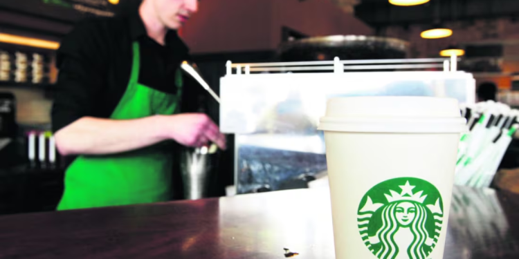 Más de mil baristas de Starbucks inician huelga en EU; protestan contra nuevo código de vestimenta de la empresa