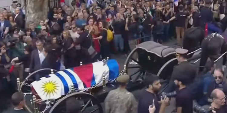 Uruguay despide a José ‘Pepe’ Mujica al grito de “el pueblo está contigo”