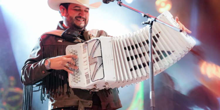 Cierra Eden Muñoz las Fiestas del Pitic 2025 ante 70 mil personas