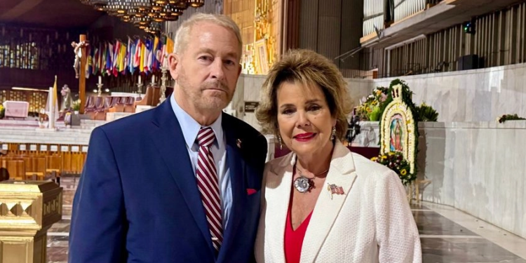 Visita embajador de EU la Basílica de Guadalupe