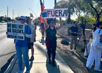 Activismo comunitario en Arizona detiene expulsión de migrante con su bebé