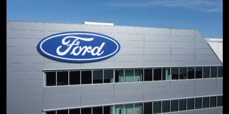 Ford aumenta casi 40 mil pesos precios de autos en México por aranceles de Trump