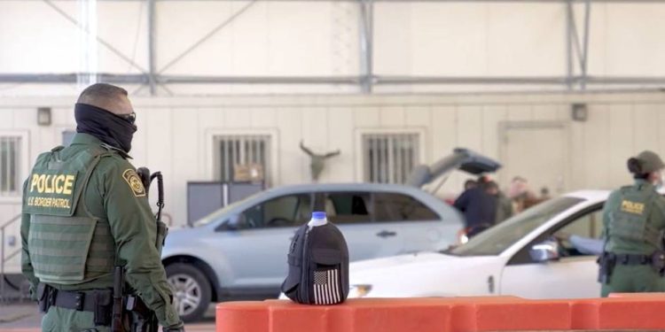 Caen dos hombres con carros cargados de metanfetamina en la frontera Arizona-Sonora