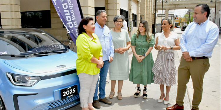 Entrega Antonio Astiazarán vehículo eléctrico a ganador del sorteo “En la H Cumpliendo ganas”