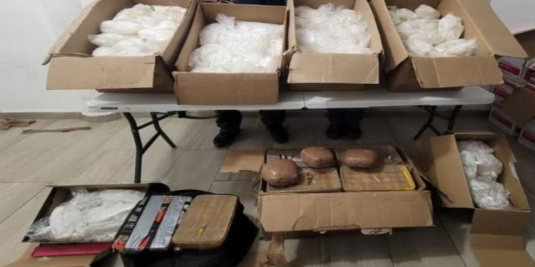 Caen en Sonora dos sujetos que llevaban más de 100 kilos de metanfetamina ocultos en un tractocamión