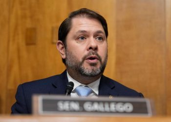 El senador demócrata de Arizona Gallego entra en el debate de inmigración con un nuevo plan
