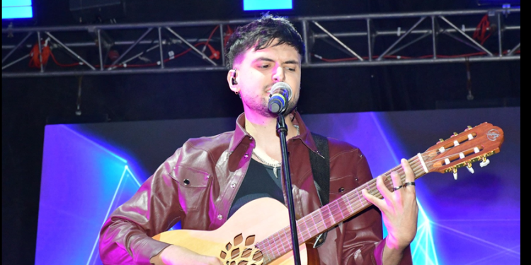 Conquista Kakalo al público en el foro Madero de Fiestas del Pitic 2025