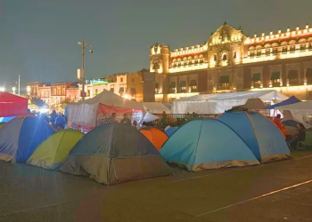Maestros instalan plantón en el Zócalo CDMX para megamarcha del 15 de mayo