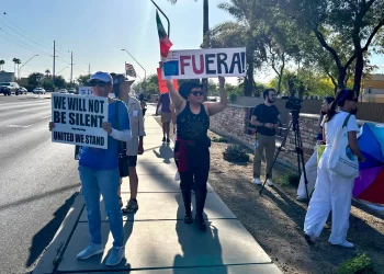 Comunidad en EEUU se apunta victoria al detener deportación de migrante y su recién nacida