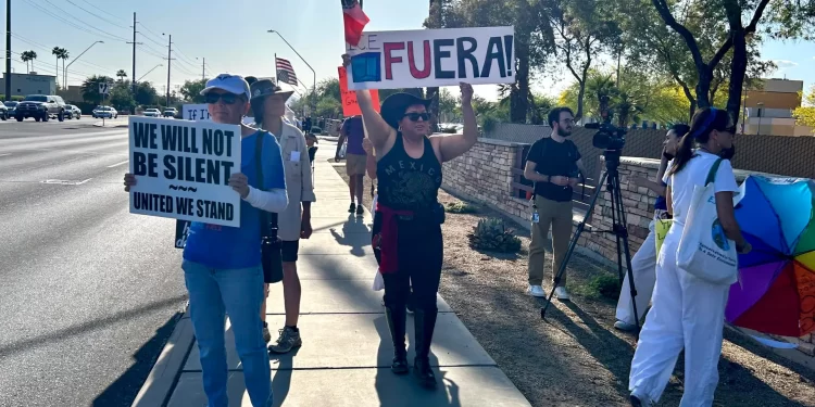 Comunidad en EEUU se apunta victoria al detener deportación de migrante y su recién nacida