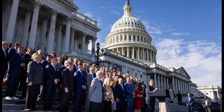 Avanza en Comité de Reglas de la Cámara Baja paquete fiscal de EU que incluye gravamen a remesas; podría llegar al pleno este jueves