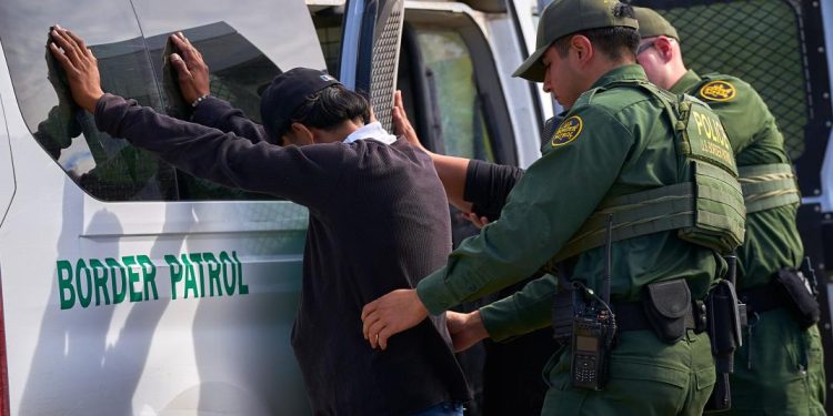 Fue de película: CBP los descubrió en la cajuela de un auto y huyeron a toda velocidad con la puerta abierta