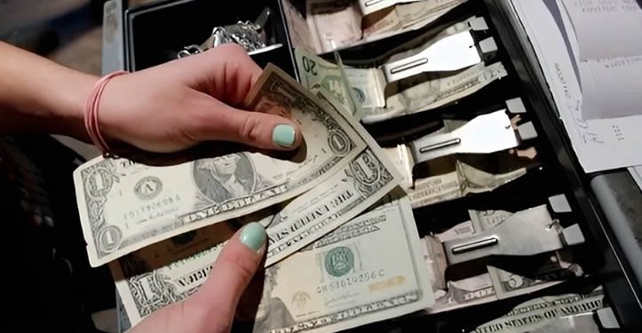 Senadores de EU mantienen en 3.5% impuesto a remesas; transacciones con tarjeta, excluidas