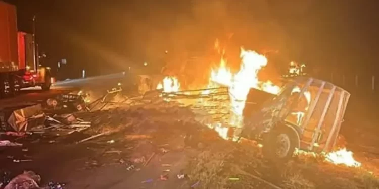 Tráiler Choca a Vehículo y se Incendia en Carretera Ciudad Obregón-Guaymas