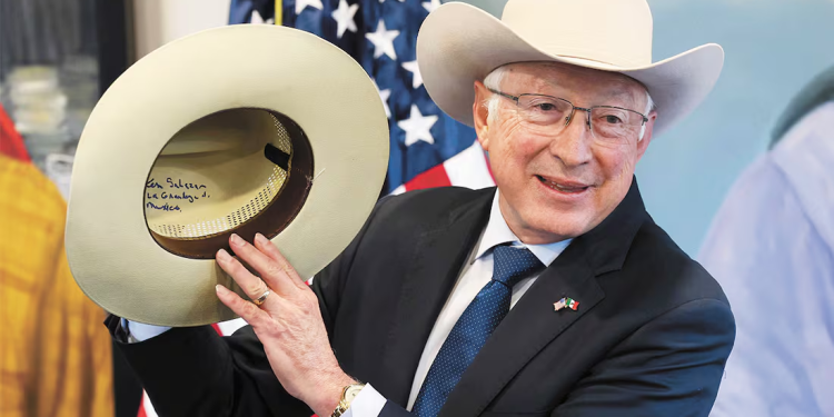 Ken Salazar: Falta de respeto incluir a México en lista de enemigos de EU; “somos socios, somos familia”, dice