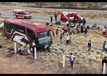 Camión de pasajeros se sale de la carretera sin volcadura; hay lesionados