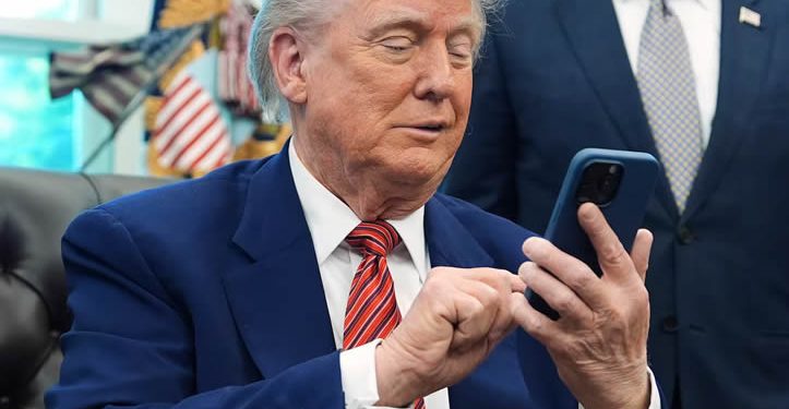 Trump lanza Trump Mobile, una operadora móvil virtual con un teléfono fabricado en Estados Unidos
