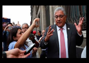 Embozados toman e incendian la sede del SNTE; exigen la destitución de su líder sindical, Alfonso Cepeda Salas