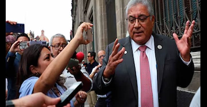 Embozados toman e incendian la sede del SNTE; exigen la destitución de su líder sindical, Alfonso Cepeda Salas