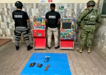 Radios, tragamonedas y un AK-47: el hallazgo de cateo en una casa en Sonora