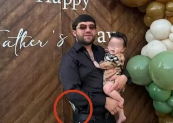 Luis R. Conríquez posa armado junto a su hija y desata polémica