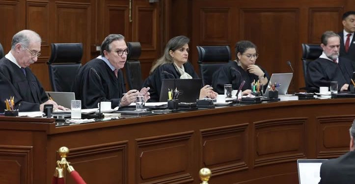 Morena va contra la toga y birrete en SCJN; son símbolos de “lejanía y elitismo”
