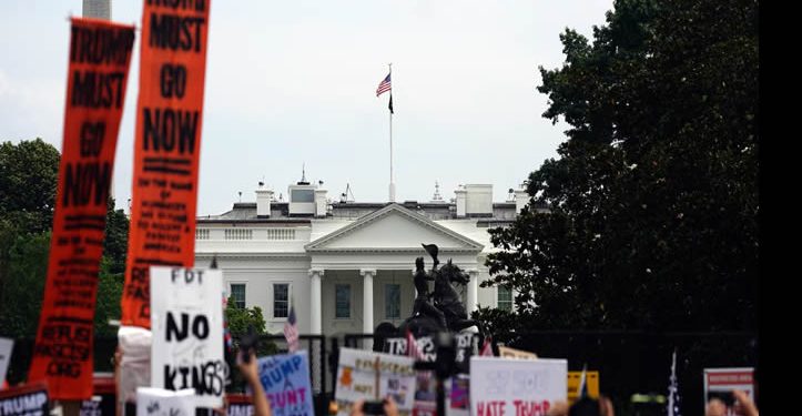 ‘No Kings’ opaca el desfile de Trump con más de 300,000 en las calles
