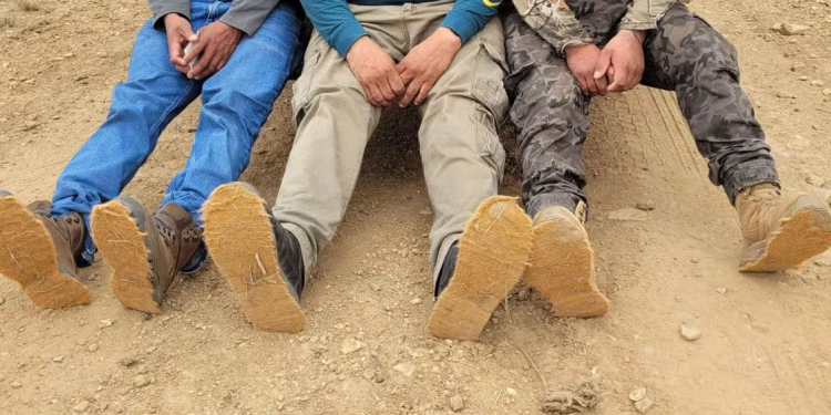 El bloqueo de Trump en la frontera sur empuja a coyotes y migrantes a rutas más remotas y mortales para cruzar a EE.UU.