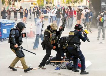 Redadas desatan la furia de migrantes; al menos 45 detenidos en Los Ángeles