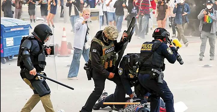 Redadas desatan la furia de migrantes; al menos 45 detenidos en Los Ángeles