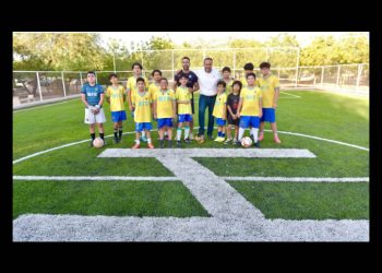 Cumple Astiazarán a vecinos de Villas del Mediterráneo con rehabilitación de cancha de fútbol