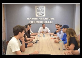 Cumple Toño a jóvenes ganadores de Smart City Hackathón para hacer realidad sus proyectos innovadores