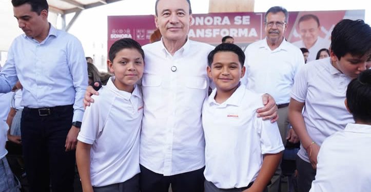 Avanza entrega de uniformes gratuitos en 67 municipios