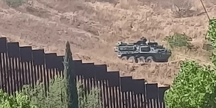 Vigilan tanquetas del Ejército de Estados Unidos la frontera de Sonora