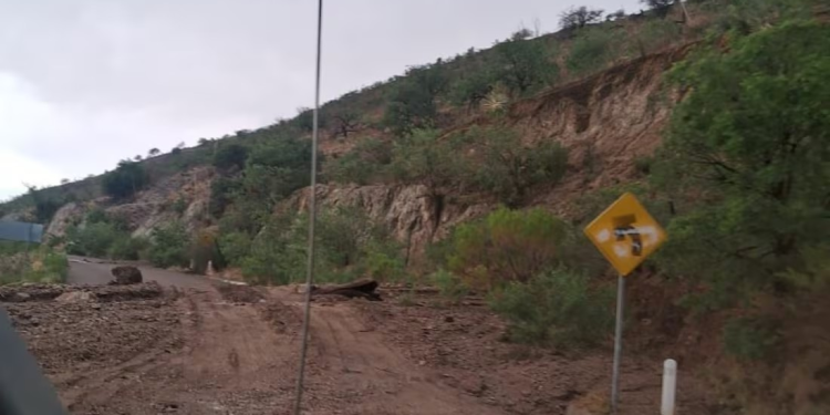 Fuertes lluvias provocan derrumbe en tramo carretero Bacoachi – La Pera; Protección Civil emite alerta