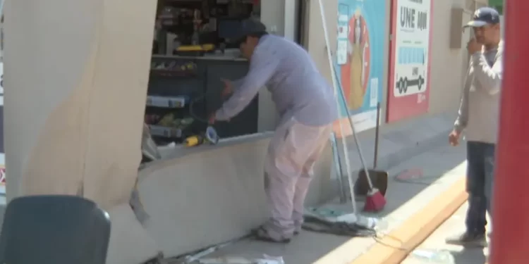 Conductor Atropella a Mujer que Esperaba el Camión y Choca contra Comercio al Dar Reversa