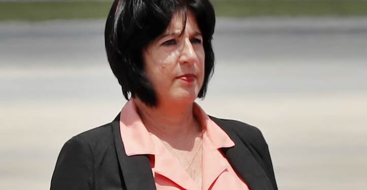 Renuncia la ministra que dijo que en Cuba no hay mendigos sino gente “disfrazada”