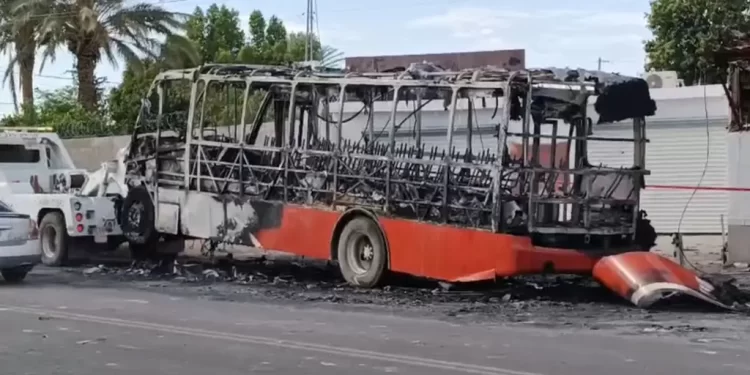 Camión del Transporte Público se Incendió Completamente en Hermosillo; Esto se Sabe