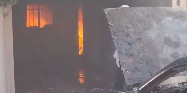 Se Incendia Casa y Auto de un Hombre de 80 Años en Colonia San Ángel; ¿Qué Pasó?