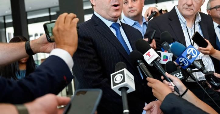 El abogado de Ovidio negocia una entrevista con Fox News para sostener la guerra contra la 4T